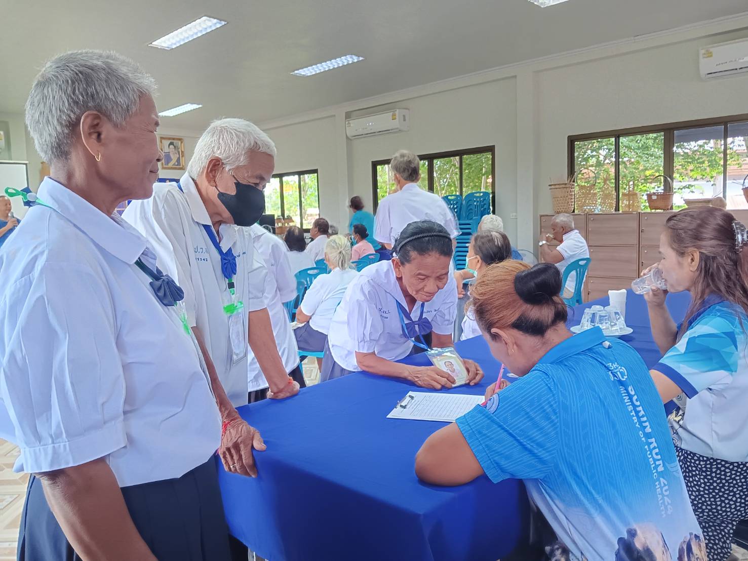 ภาพกิจกรรมการทำพรมเช็ดเท้า(โครงการส่งเสริมและพัฒนาคุณภาพชีวิตผู้สูงอายุตำบลทุ่งมน /โรงเรียนผู้สูงอายุตำบลทุ่งมน) ประจำปีงบประมาณ 2567