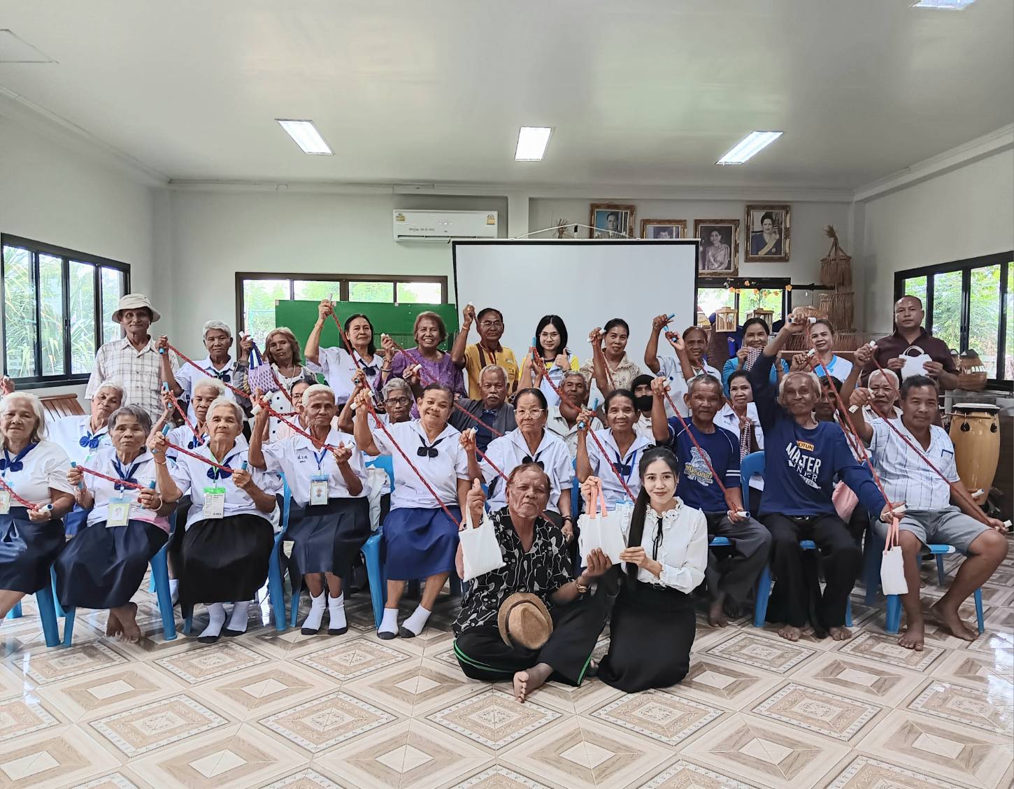 กิจกรรมนวัตกรรมถุงทรายยกน้ำหนักและนวัตกรรมยางยืดชีวิต พิชิตโรค(โครงการส่งเสริมและพัฒนาคุณภาพชีวิตผู้สูงอายุตำบลทุ่งมน /โรงเรียนผู้สูงอายุตำบลทุ่งมน) ประจำปีงบประมาณ 2567