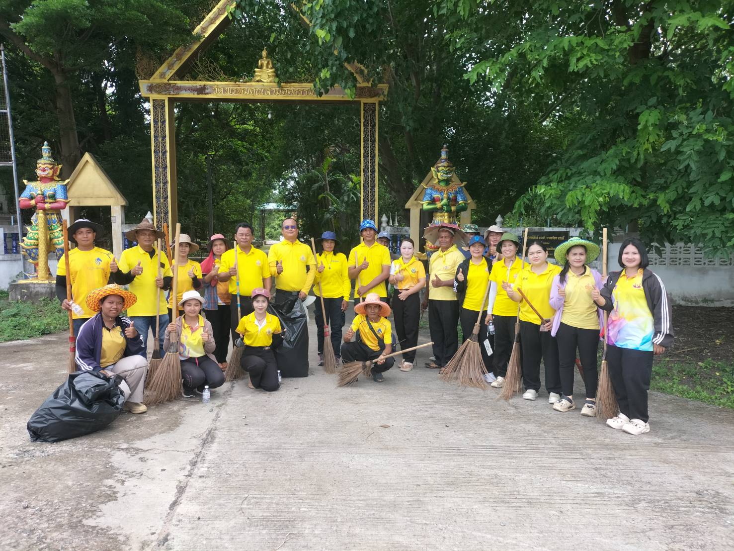 ภาพกิจกรรมจิตอาสาพัฒนาทำความสะอาดปรับปรุงภูมิทัศน์ ถนนสายหลัก-ถนนสายรอง
